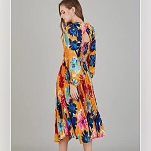 🏷️ NWT - Chicwish pleated floral satin dress with back cutout - L